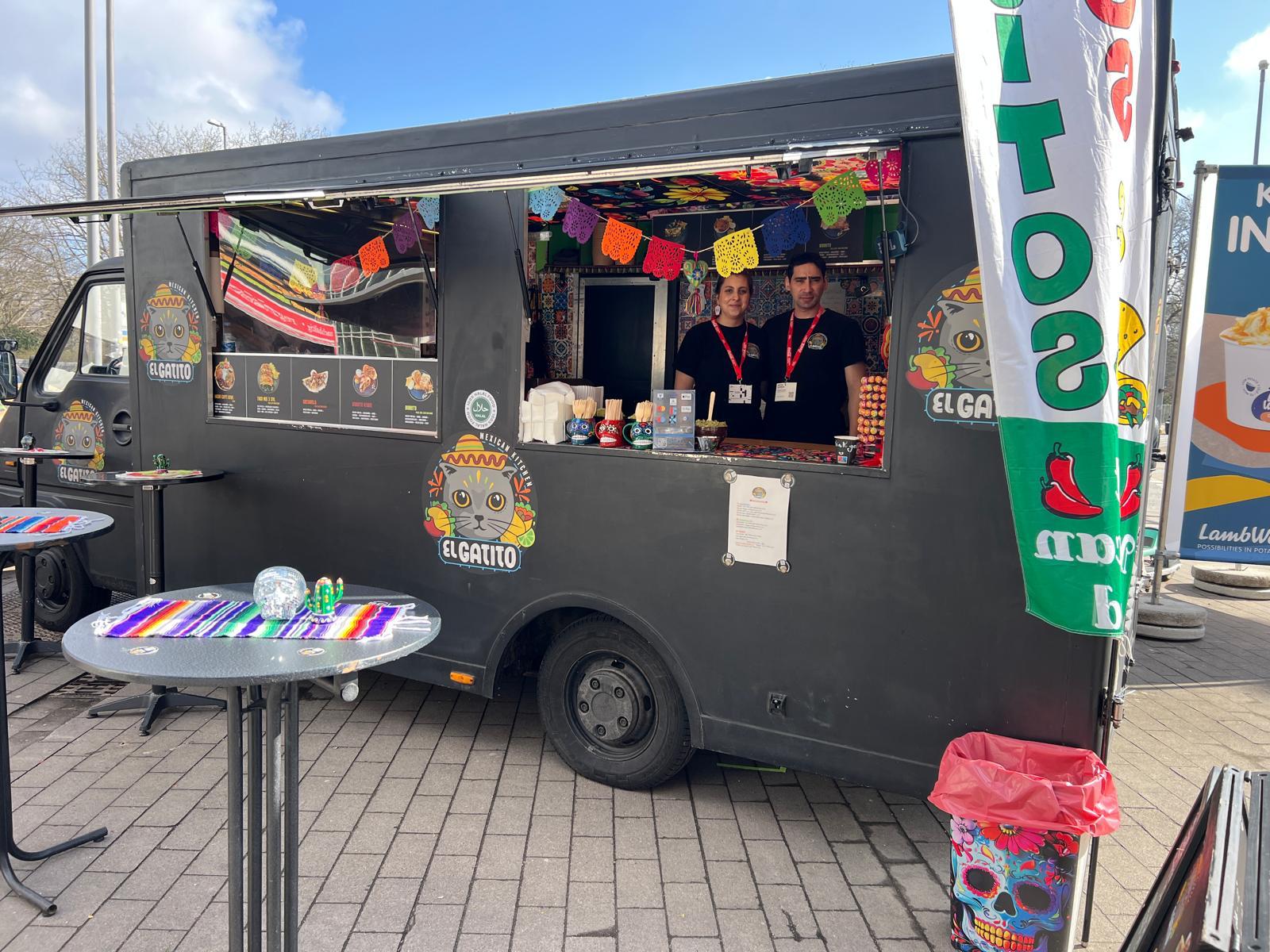 Der schwarze El Gatito Foodtruck im Einsatz